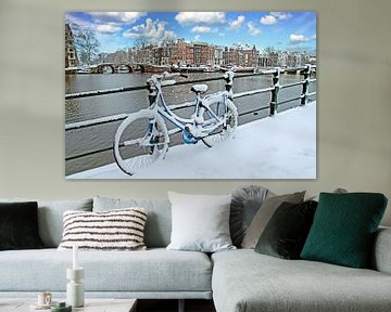 Besneeuwde fiets aan de Amstel in Amsterdam in winter van Eye on You