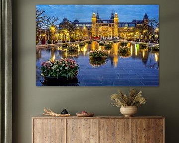 Tulpen en het Rijksmuseum bij avond gezien. 