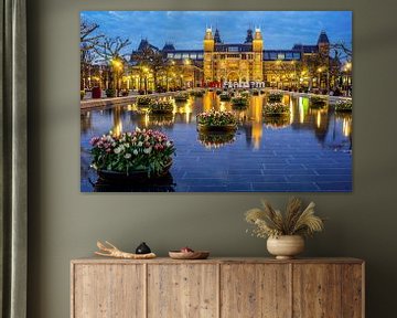 Tulpen en het Rijksmuseum bij avond gezien.  by Jean-Paul Opperman