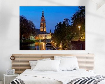 Nachtaufnahme der Großen Kirche von Breda