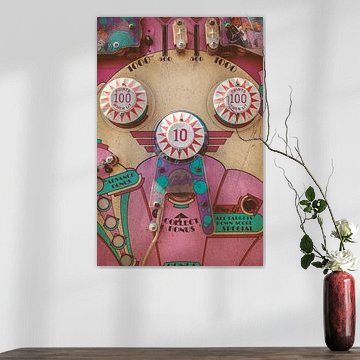 Einem verwitterten rosa Vintage Flipper-Maschine von Martin Bergsma