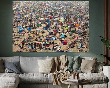 Mer de personnes sur la plage de Scheveningen sur Merijn van der Vliet