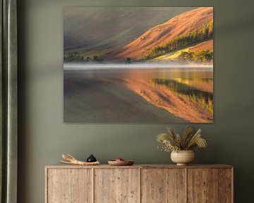 Couleurs d'automne en reflet à Buttermere, Lake District sur Jos Pannekoek