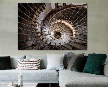 Escalier en spirale vu d'en haut sur Inge van den Brande