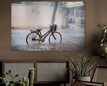 Fiets in de regen in Hanoi van ard bodewes