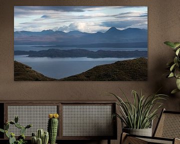 Panorama van de Schotse hooglanden, zee en eilanden gezien vanaf het eiland Skye. van Ralph Rozema