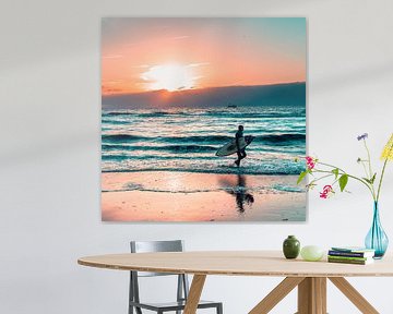 Surfer op het strand van Scheveningen met zonsondergang