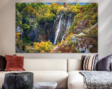 Waterval in de herfst in Plitvice Nationaal Park, Kroatië van Rietje Bulthuis