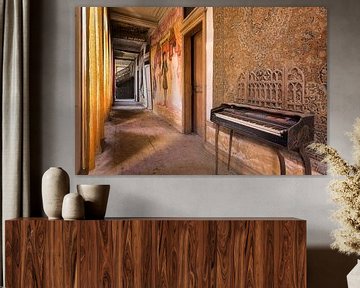 Couloir dans un château abandonné. sur Roman Robroek - Photos de bâtiments abandonnés
