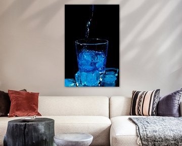 Blue curacao cocktail in een glas met ijs van Eye on You