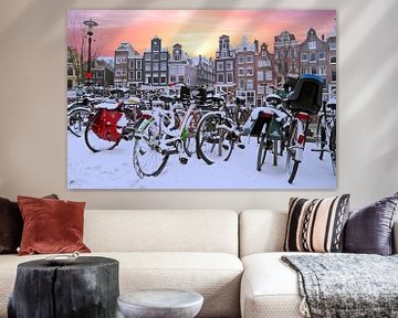 Besneeuwde fietsen in Amsterdam Nederland bij zonsondergang van Eye on You