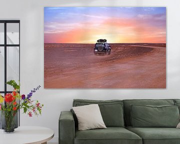 Reizen door de Sahara woestijn in Marokko met zonsondergang by Eye on You