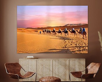 Kameel caravan trekt door de Sahara woestijn in Marokko bij zonsondergang van Eye on You