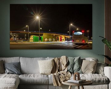 Transferium Hoogkerk met lichtspoor van een bus van Arline Photography