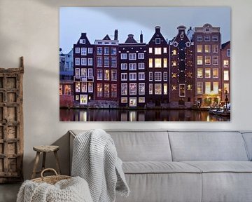 Traditionele amsterdamse woningen in Amsterdam Nederland bij schemering van Eye on You