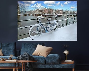 Besneeuwde fiets aan de Amstel in Amsterdam Nederland in de winter van Eye on You