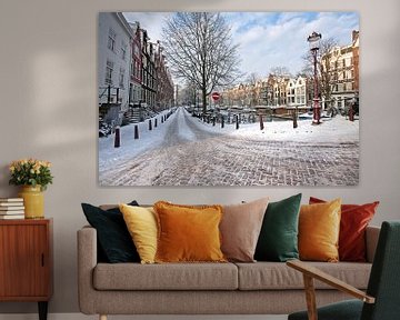 Besneeuwde straat in Amsterdam Nederland in de winter sur Eye on You