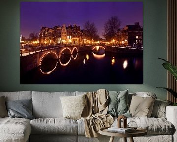 Stadsgezicht in Amsterdam bij nacht in Nederland van Eye on You