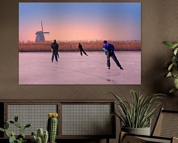 Schaatsen op het platteland van Nederland bij zonsondergang van Eye on You