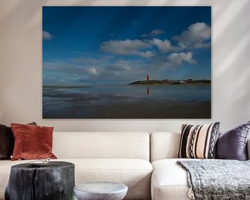 Texel Leuchtturm spiegelt sich im Wasser von Wim van der Geest