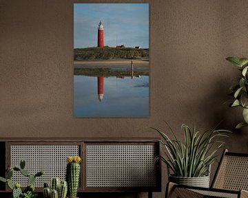 Den Leuchtturm spiegeln (Texel) von Wim van der Geest