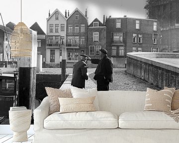 Männer im Hafen hinter der Großen Kirche Dordrecht von Dordrecht van Vroeger