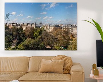 Der Parc des Buttes-Chaumont mit Blick auf die Sacré-Coeur in Paris