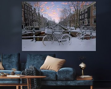 Besneeuwd Amsterdam in Nederland in de winter bij zonsondergang van Eye on You