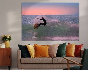 Surfer op de golven in de caribbische zee bij zonsondergang von Eye on You