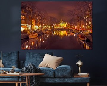 Stadsgezicht van Amsterdam bij de Nieuwmarkt in Nederland bij nacht van Eye on You