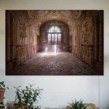 Schönes Fresko in einem verlassenen Haus. von Roman Robroek – Fotos verlassener Gebäude