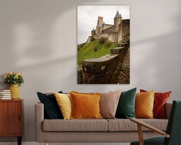 The cobblestone leads to the towers of Carcassone van Luis Boullosa