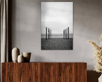 Holzpfähle im Sand, Schiermonnikoog von Luis Boullosa