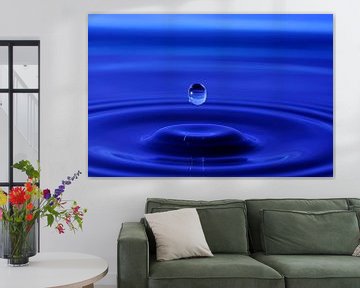 Vallende waterdruppel in blauw water van Sjoerd van der Wal