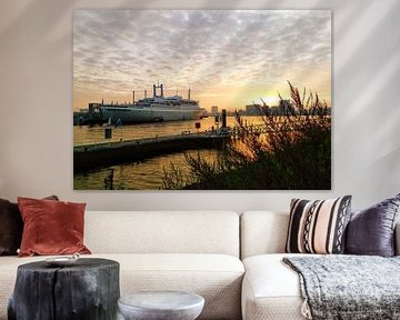SS Rotterdam in de zonsopkomst onder een sprookjesachtige lucht van Daniël van Leeuwen