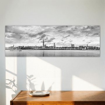 Antwerpen  Scheldekaaien Skyline , monochroom panorama. van Maarten Visser