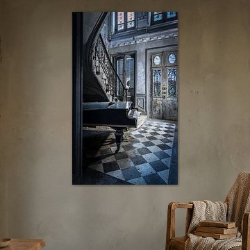 Klavier in alter Villa von Inge van den Brande