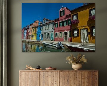 Mooie gracht in het wonderschone Burano, Venetie, Italie