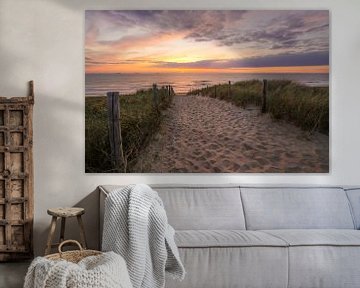 La plage, la mer et un beau coucher de soleil sur Dirk van Egmond