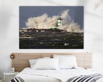 Golven van de Noordzee beuken op de vuurtoren van IJmuiden van Menno van Duijn