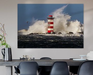 La puissance de la mer du Nord contre le phare sur Menno van Duijn