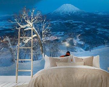 Nacht skiën op een vulkaan in Niseko, Hokkaido Japan van Menno Boermans