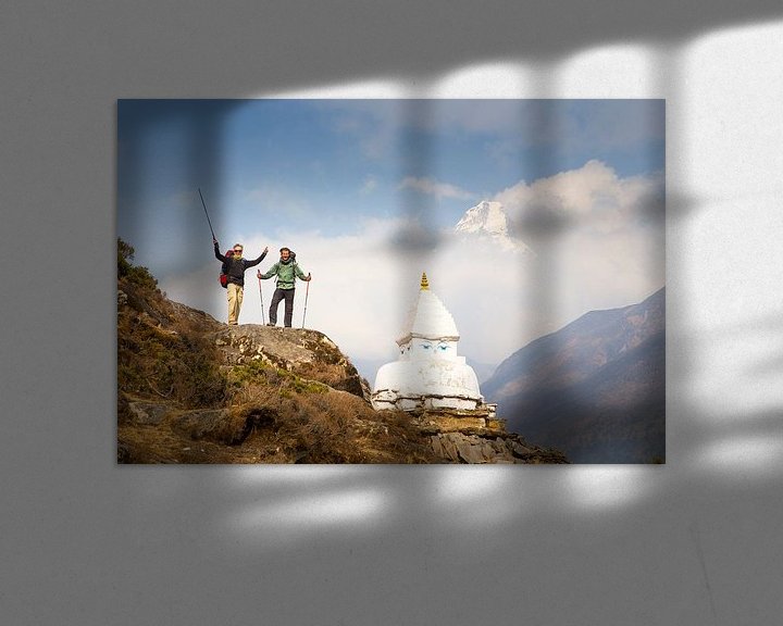 Beispiel: Bergwanderer mit buddhistischer Stupa auf dem Everest Base Camp Trek in Nepal von Menno Boermans