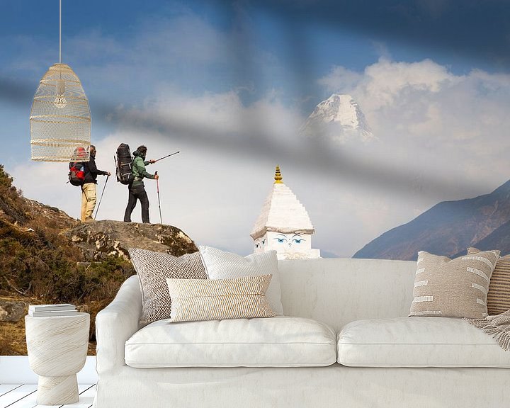 Beispiel fototapete: Bergwanderer mit buddhistischer Stupa auf dem Everest Base Camp Trek in Nepal von Menno Boermans