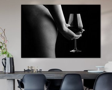 Nackte Frau mit einem Glas Wein von Retinas Fotografie