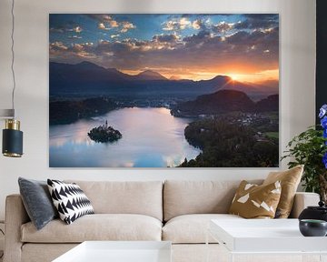 Prachtige zonsopkomst boven het meer van Bled in Slovenië van Menno Boermans