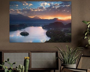 Prachtige zonsopkomst boven het meer van Bled in Slovenië van Menno Boermans