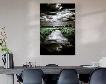 Donkere wolkenlucht boven het polderlandschap van Nieuw-Vossemeer (Brabant) (staand) van Fotografie Jeronimo