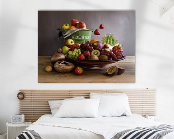 foto stilleven - moderne 'hoorn des overvloeds'  foto stilleven met schaal vol groente en fruit van Bianca Neeleman
