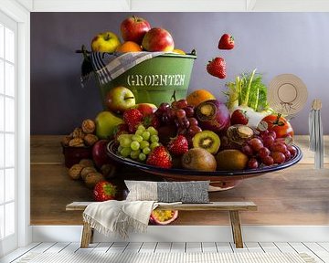 foto stilleven - moderne hoorn des overvloeds - foto stilleven met schaal vol groente - vierkant van Bianca Neeleman